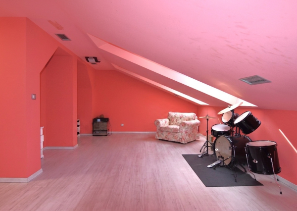 5-izbový rodinný dom s bazénom na kráľovskom pozemku (2166 m²) – Sološnica