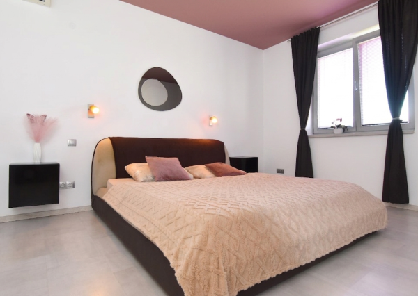 5-izbový rodinný dom s bazénom na kráľovskom pozemku (2166 m²) – Sološnica