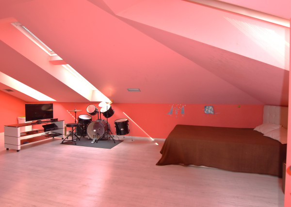 5-izbový rodinný dom s bazénom na kráľovskom pozemku (2166 m²) – Sološnica