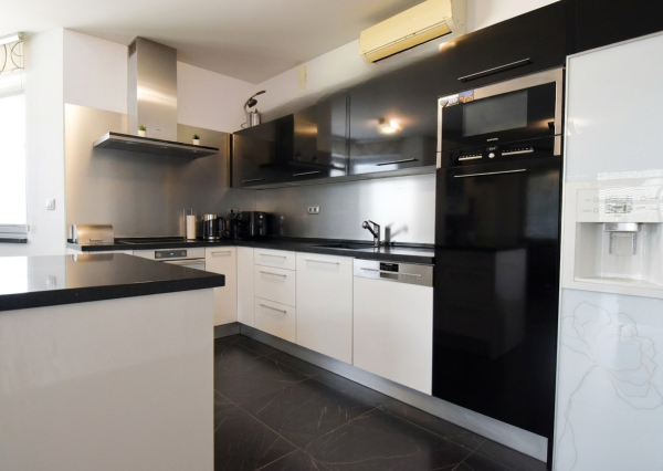 5-izbový rodinný dom s bazénom na kráľovskom pozemku (2166 m²) – Sološnica