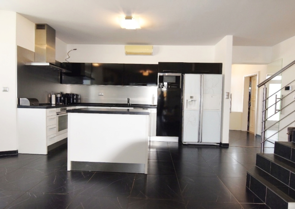 5-izbový rodinný dom s bazénom na kráľovskom pozemku (2166 m²) – Sološnica