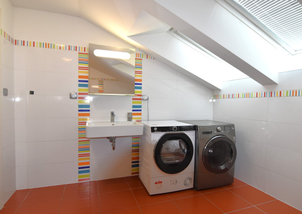 5-izbový rodinný dom s bazénom na kráľovskom pozemku (2166 m²) – Sološnica