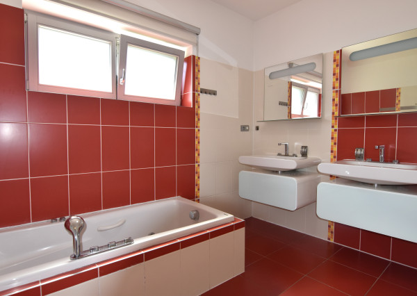 5-izbový rodinný dom s bazénom na kráľovskom pozemku (2166 m²) – Sološnica