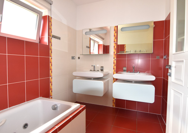 5-izbový rodinný dom s bazénom na kráľovskom pozemku (2166 m²) – Sološnica