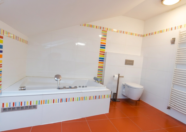 5-izbový rodinný dom s bazénom na kráľovskom pozemku (2166 m²) – Sološnica