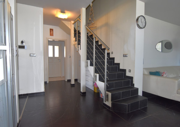 5-izbový rodinný dom s bazénom na kráľovskom pozemku (2166 m²) – Sološnica