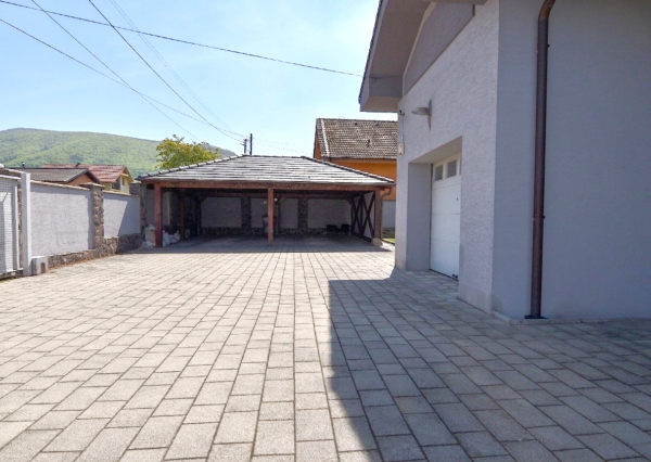 5-izbový rodinný dom s bazénom na kráľovskom pozemku (2166 m²) – Sološnica