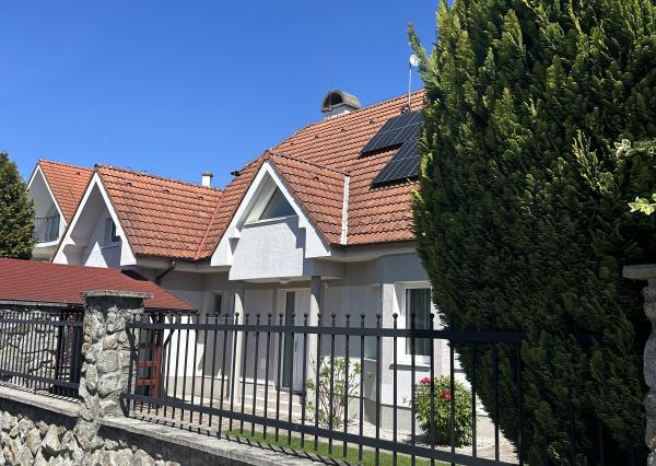 Krásny dom s moderným dizajnovým interiérom v lukratívnej a tichej časti Záhorskej Bystrice.