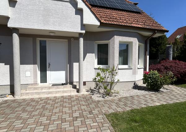 Krásny dom s moderným dizajnovým interiérom v lukratívnej a tichej časti Záhorskej Bystrice.