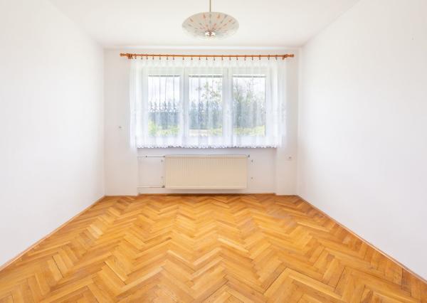 PREDAJ - veľký 3-izbový byt s loggiou, s garážou a záhradou