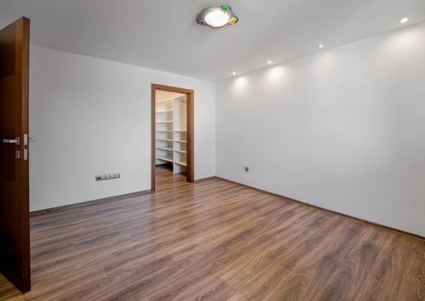 NA PREDAJ | NADŠTANDARDNÝ 4-IZBOVÝ BUNGALOV  V SKALICI.