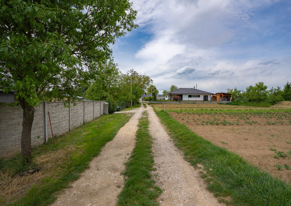 PREDAJ - pozemok pre 1 alebo 2 rodinné domy | 1000m2
