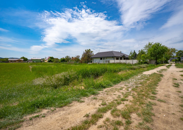 PREDAJ - pozemok pre 1 alebo 2 rodinné domy | 1000m2