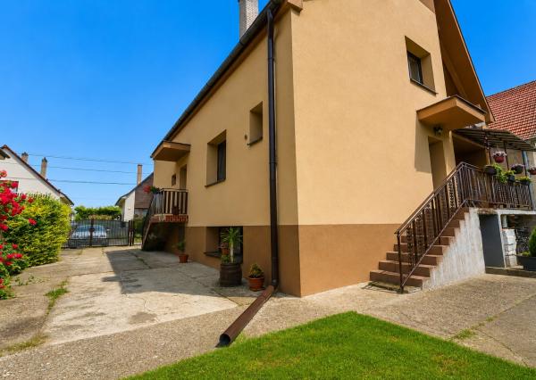 PREDAJ - 5 izbový rodinný dom s garážou | Beckov