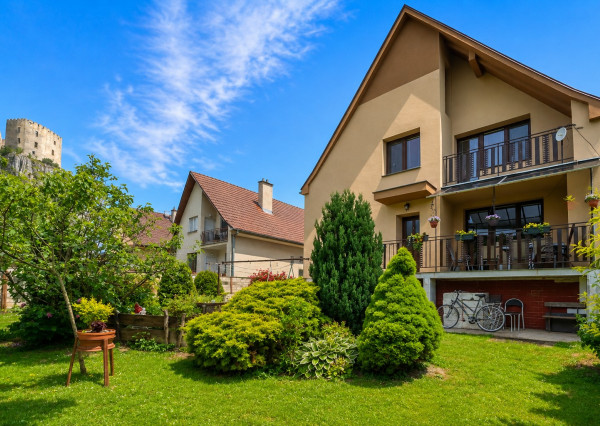PREDAJ - 5 izbový rodinný dom s garážou | Beckov