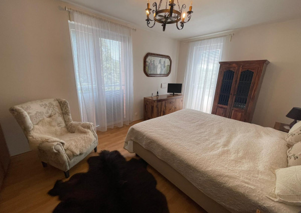 Na prenájom 3-izbový byt s balkónmi a 2 parkovacími miestami v Záhorskej Bystrici