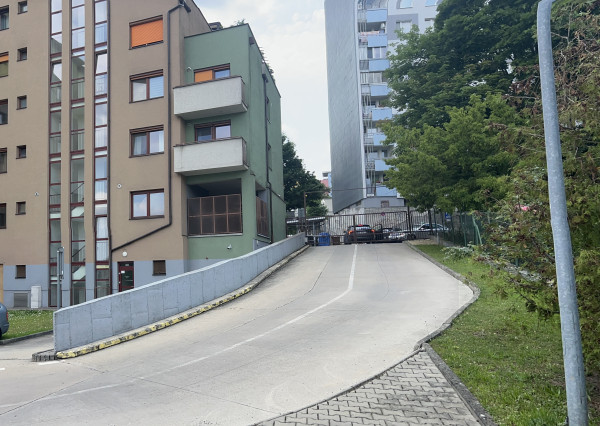 Na prenájom garsónka s loggiou a parkovaním na Gabčíkovej ulici v Karlovej Vsi