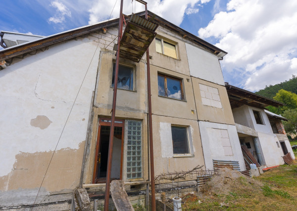 VEĽKÝ DOM, 2 422 m² POZEMKU A LES ZA ZÁHRADOU | HRACHOVIŠTE