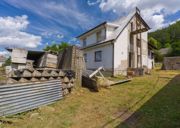 VEĽKÝ DOM, 2 422 m² POZEMKU A LES ZA ZÁHRADOU | HRACHOVIŠTE