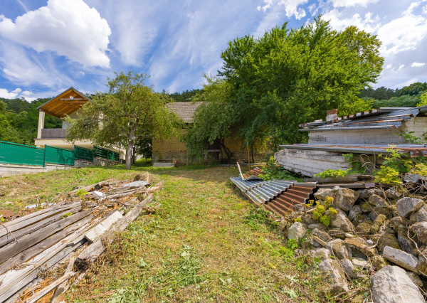 VEĽKÝ DOM, 2 422 m² POZEMKU A LES ZA ZÁHRADOU | HRACHOVIŠTE
