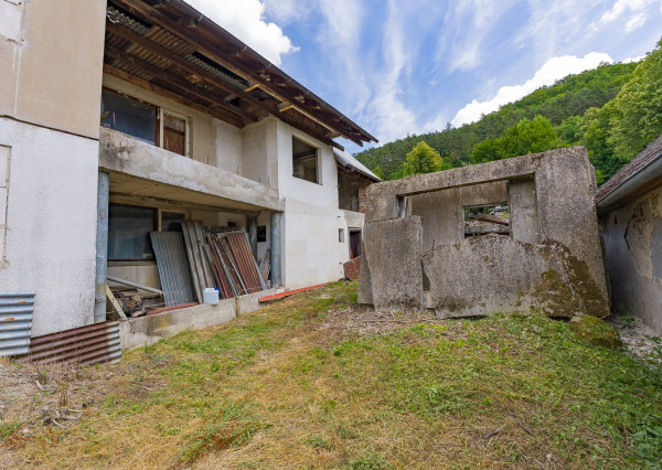 VEĽKÝ DOM, 2 422 m² POZEMKU A LES ZA ZÁHRADOU | HRACHOVIŠTE