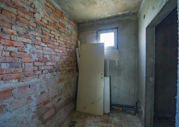 VEĽKÝ DOM, 2 422 m² POZEMKU A LES ZA ZÁHRADOU | HRACHOVIŠTE