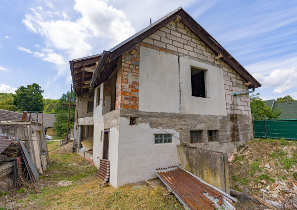 VEĽKÝ DOM, 2 422 m² POZEMKU A LES ZA ZÁHRADOU | HRACHOVIŠTE