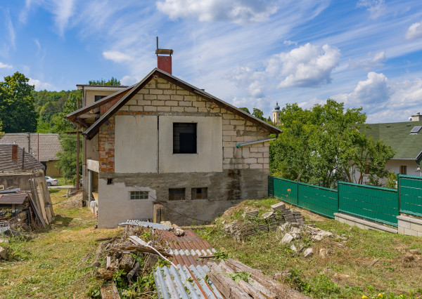 VEĽKÝ DOM, 2 422 m² POZEMKU A LES ZA ZÁHRADOU | HRACHOVIŠTE