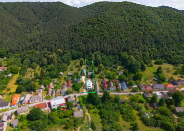 VEĽKÝ DOM, 2 422 m² POZEMKU A LES ZA ZÁHRADOU | HRACHOVIŠTE