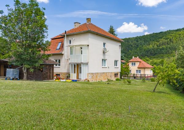 PREDAJ - 3 izbový byt v rodinnom dome s vlastným pozemkom, v obci Drietoma