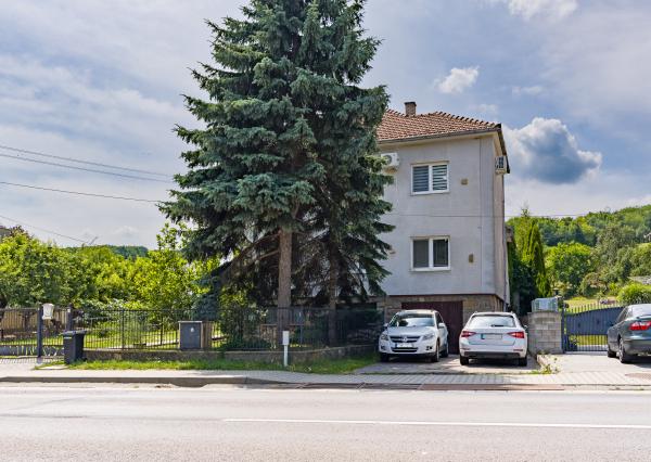 PREDAJ - 3 izbový byt v rodinnom dome s vlastným pozemkom, v obci Drietoma