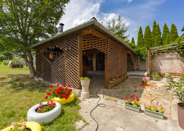PREDAJ - 3 izbový byt v rodinnom dome s vlastným pozemkom, v obci Drietoma