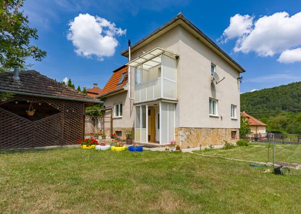 PREDAJ - 3 izbový byt v rodinnom dome s vlastným pozemkom, v obci Drietoma