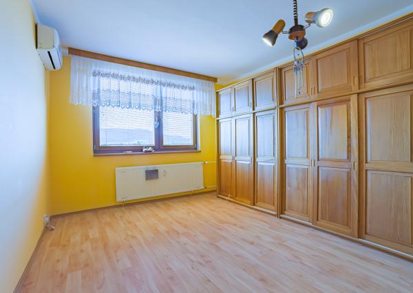 PREDAJ - veľký 3 izbový byt *s klimatizáciou, Piešťanská ul.