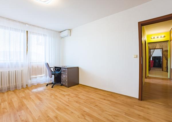 PREDAJ - veľký 3 izbový byt *s klimatizáciou, Piešťanská ul.