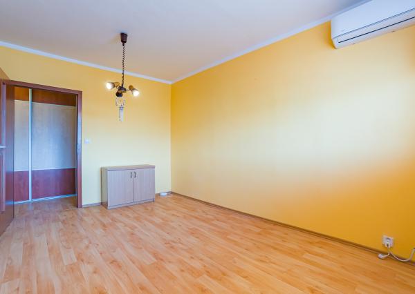 PREDAJ - veľký 3 izbový byt *s klimatizáciou, Piešťanská ul.