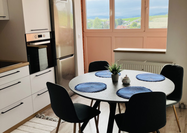 NA PRENÁJOM KOMPLETNE ZARIADENÝ 3-IZBOVÝ BYT 74 m² SO ZASKLENOU LODŽIOU – SMIŽANY