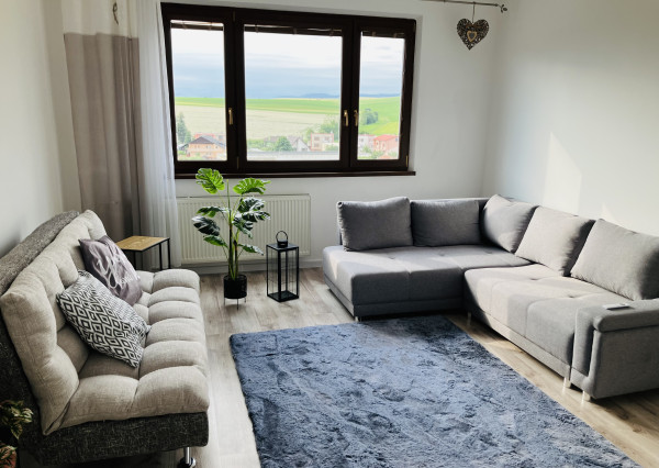 NA PRENÁJOM KOMPLETNE ZARIADENÝ 3-IZBOVÝ BYT 74 m² SO ZASKLENOU LODŽIOU – SMIŽANY