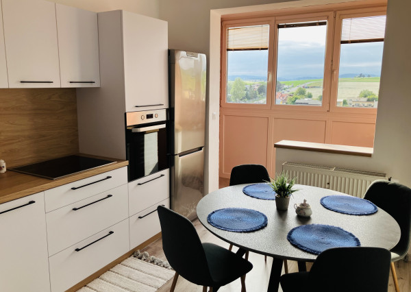 NA PRENÁJOM KOMPLETNE ZARIADENÝ 3-IZBOVÝ BYT 74 m² SO ZASKLENOU LODŽIOU – SMIŽANY