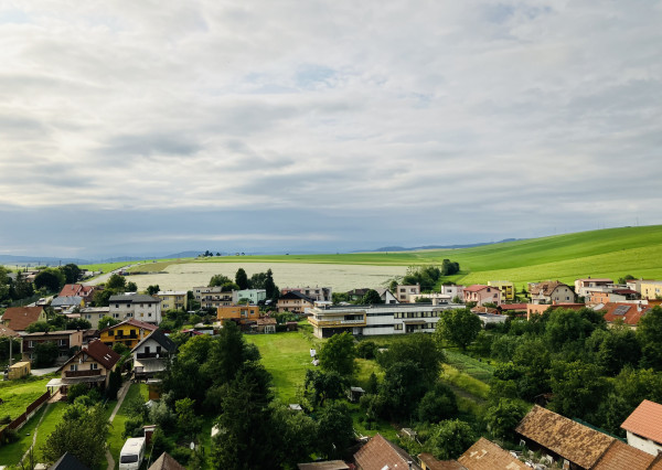 NA PRENÁJOM KOMPLETNE ZARIADENÝ 3-IZBOVÝ BYT 74 m² SO ZASKLENOU LODŽIOU – SMIŽANY