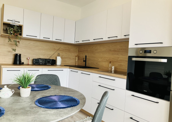 NA PRENÁJOM KOMPLETNE ZARIADENÝ 3-IZBOVÝ BYT 74 m² SO ZASKLENOU LODŽIOU – SMIŽANY