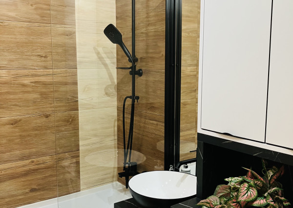 NA PRENÁJOM KOMPLETNE ZARIADENÝ 3-IZBOVÝ BYT 74 m² SO ZASKLENOU LODŽIOU – SMIŽANY
