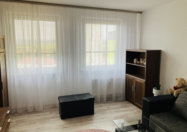 NA PRENÁJOM KOMPLETNE ZARIADENÝ 3-IZBOVÝ BYT 74 m² SO ZASKLENOU LODŽIOU – SMIŽANY