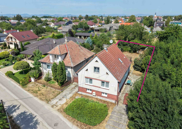 REZERVOVANÉ - 2,5-izbový rodinný dom s pivnicou a využiteľným podkrovím, DRAHOVCE