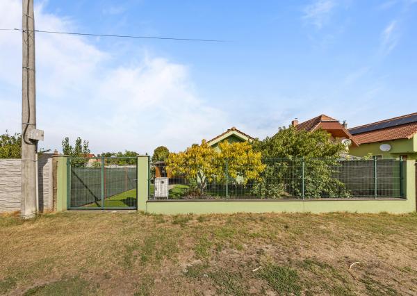 Na predaj Chata s peknou záhradou a krytou terasou vo Vojke