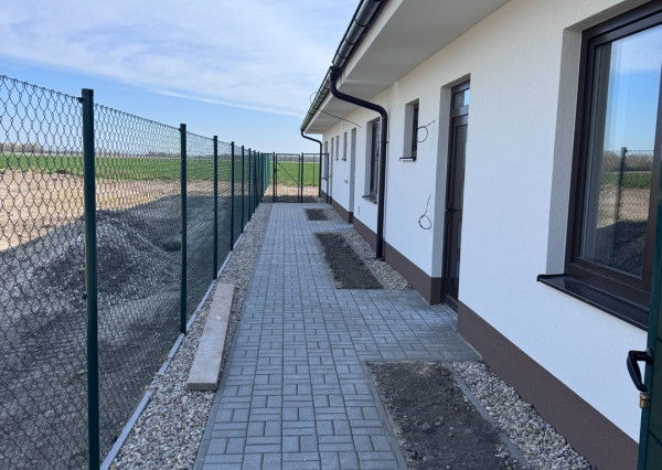 PREDAJ 3 izb. bytov v rodinnom dome, Macov, záhrada, parking