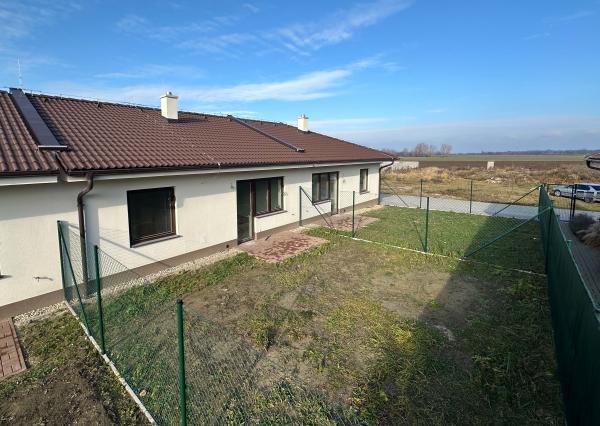 PREDAJ 3 izb. bytu v rodinnom dome, Macov, záhrada, parking