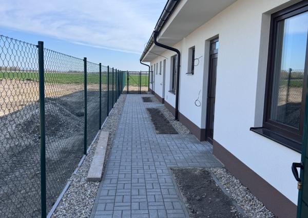 PREDAJ 3 izb. bytov v rodinnom dome, Macov, záhrada, parking