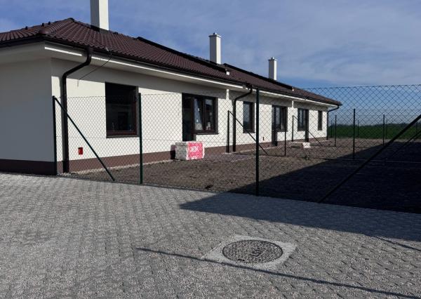 PREDAJ 3 izb. bytov v rodinnom dome, Macov, záhrada, parking