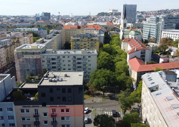Svetlý 3-izbový byt s potenciálom a výhľadom na hrad